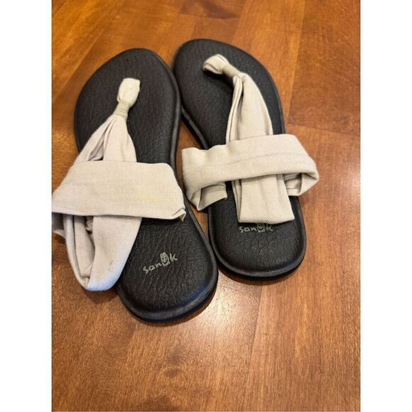 Woman’s Sanuk sandals size 10 - Picture 2 of 5